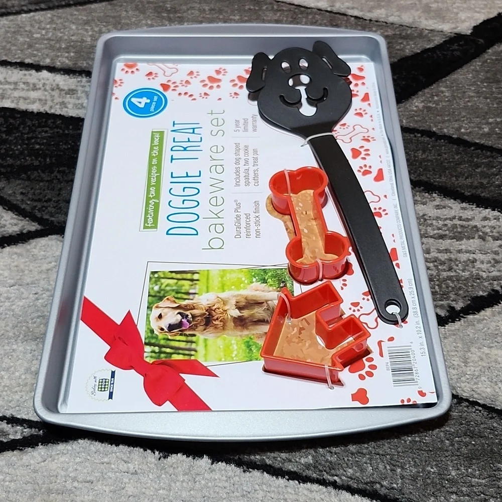 DOGGIE TREAT NON-STICK PAN DOG SHAPED SPATULA TWO COOKIE CUTTERS BAKEWARE SET
